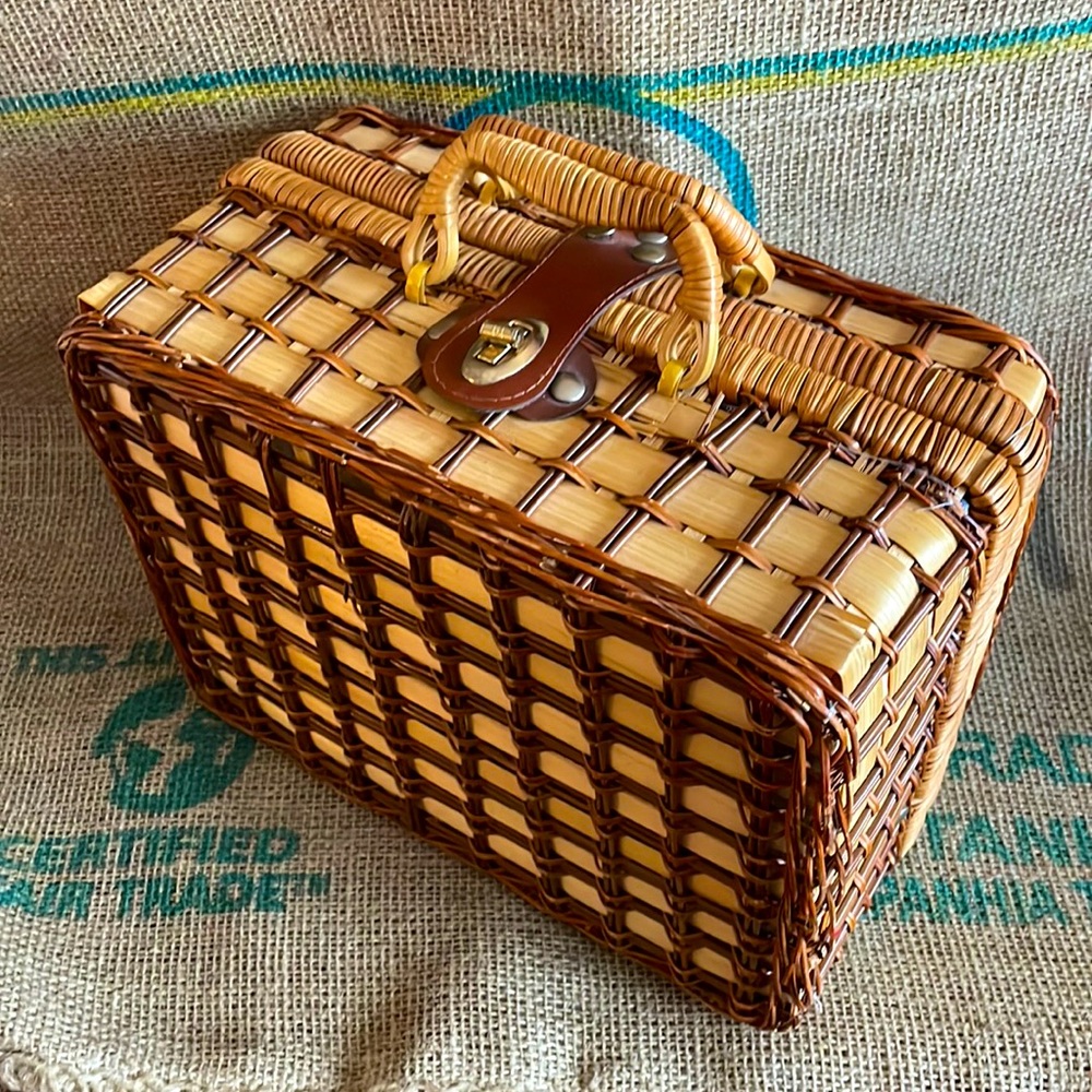 Sweet little Picnic Lunch Basket - Picture 1 of 5